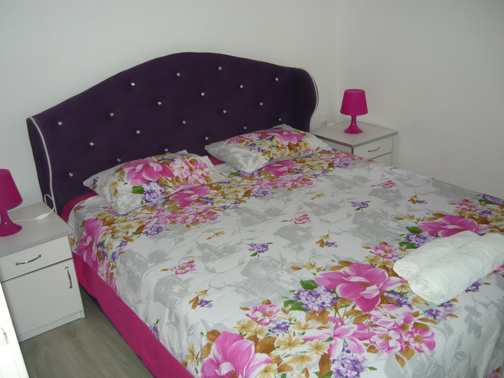 Apartments Kuc Тиват Екстериор снимка