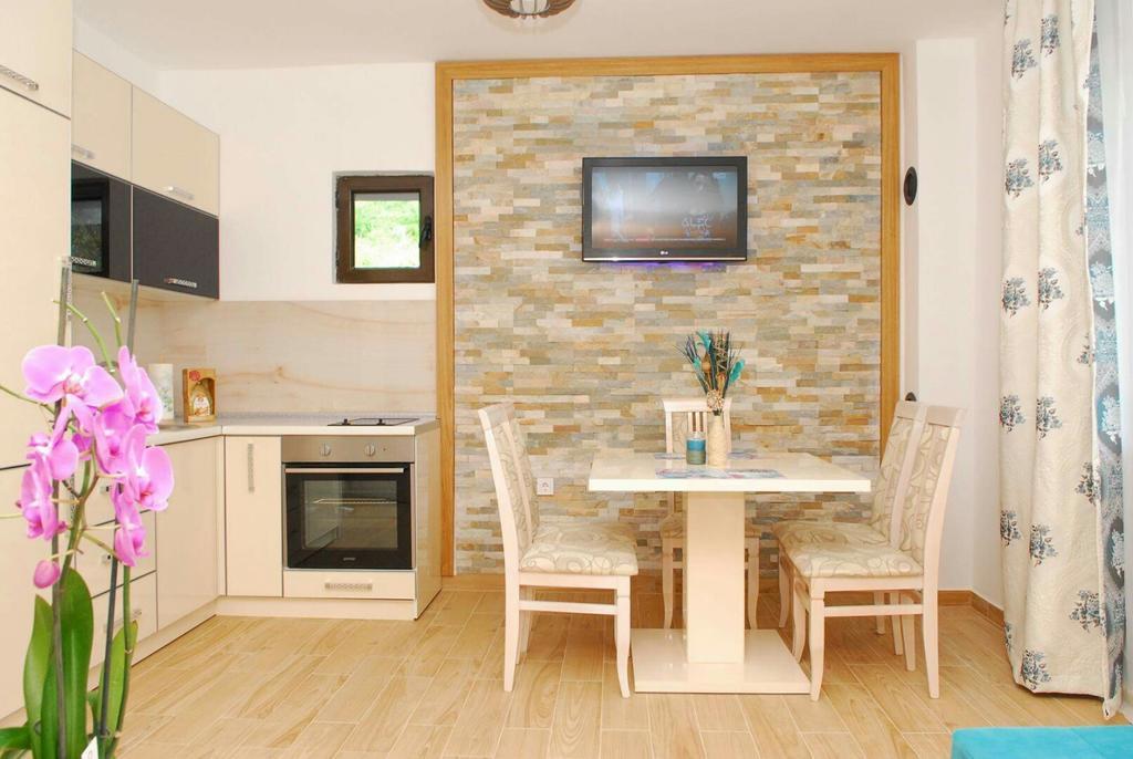 Apartments Kuc Тиват Екстериор снимка